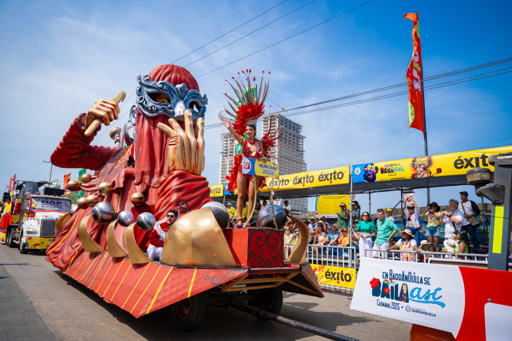 LKA00785-1000x667 - Así se vive desde adentro uno de los carnavales más grandes del mundo