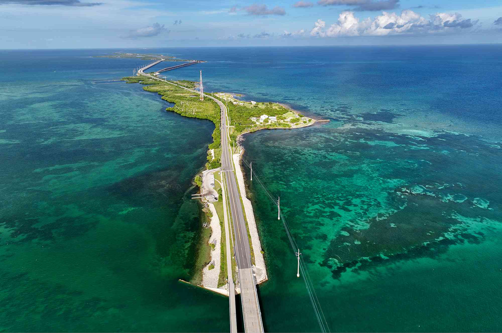 Esta ruta es conocida como «la carretera que flota» debido a sus impresionantes vistas sobre el océano