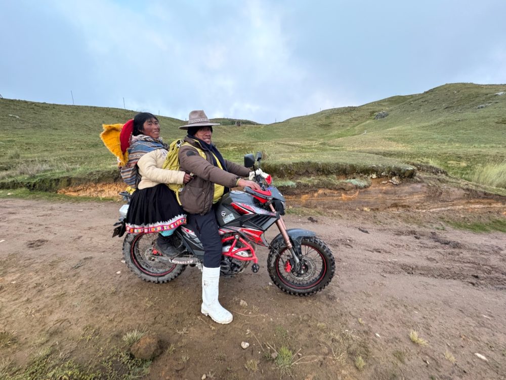Pablo-moto-1000x750 - Esta laguna glaciar de ensueño en la cordillera del Ausangate te dejará sin palabras
