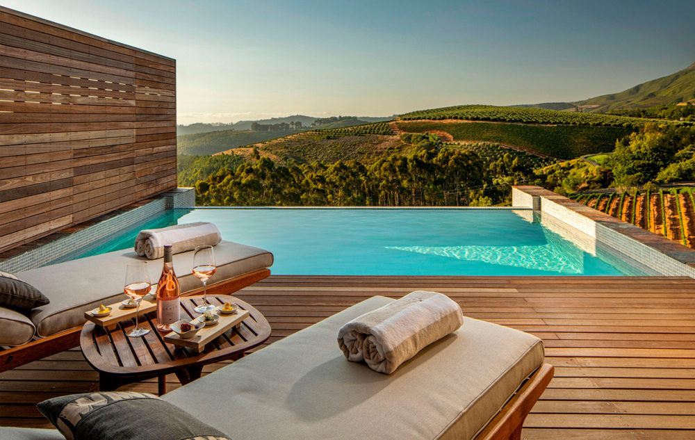 Superior-Lodge-Pool-and-terrace-at-Delaire-Graff-Estate-luxury-hotel-stellenbosch-1000x633 - Sudáfrica a medida: la grandeza de lo indómito