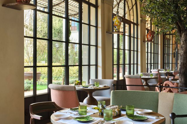 TAL-dining-collegio-alla-querce-florence-italy-COLLEGIOQUERCE0325-e1e04a72a4b1447fb1f5327b949a2e14 - Este nuevo hotel en Italia se siente como un resort rural toscano en el corazón de Florencia