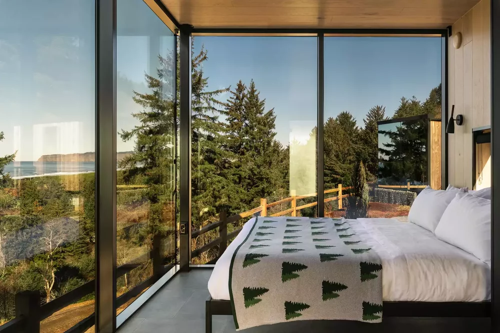 TAL-interior-mirror-cabins-two-capes-lookout-1000x665 - Este glamping en la Costa de Oregón acaba de abrir con vistas al océano desde un acantilado