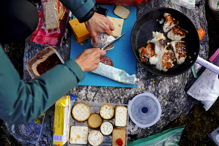 TAL-preparing-dinner-GREENLAND0425-ff89433a77e949f5862ff78f44dd9d98 - Acampé en Kulusuk, en la orilla del mundo. Así fue la experiencia