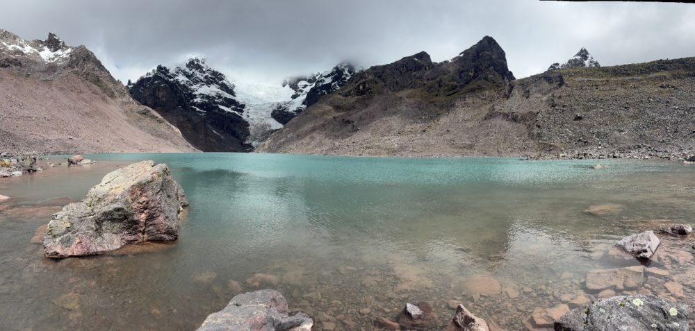 Esta laguna glaciar de ensueño en la cordillera del Ausangate te dejará sin palabras