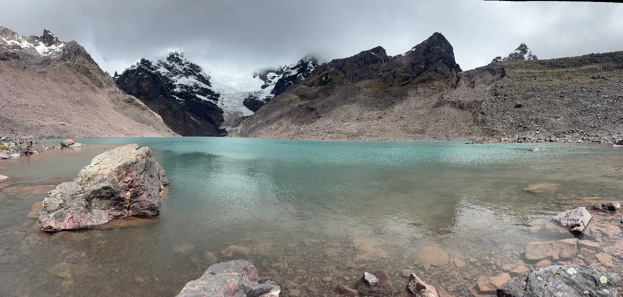 Esta laguna glaciar de ensueño en la cordillera del Ausangate te dejará sin palabras