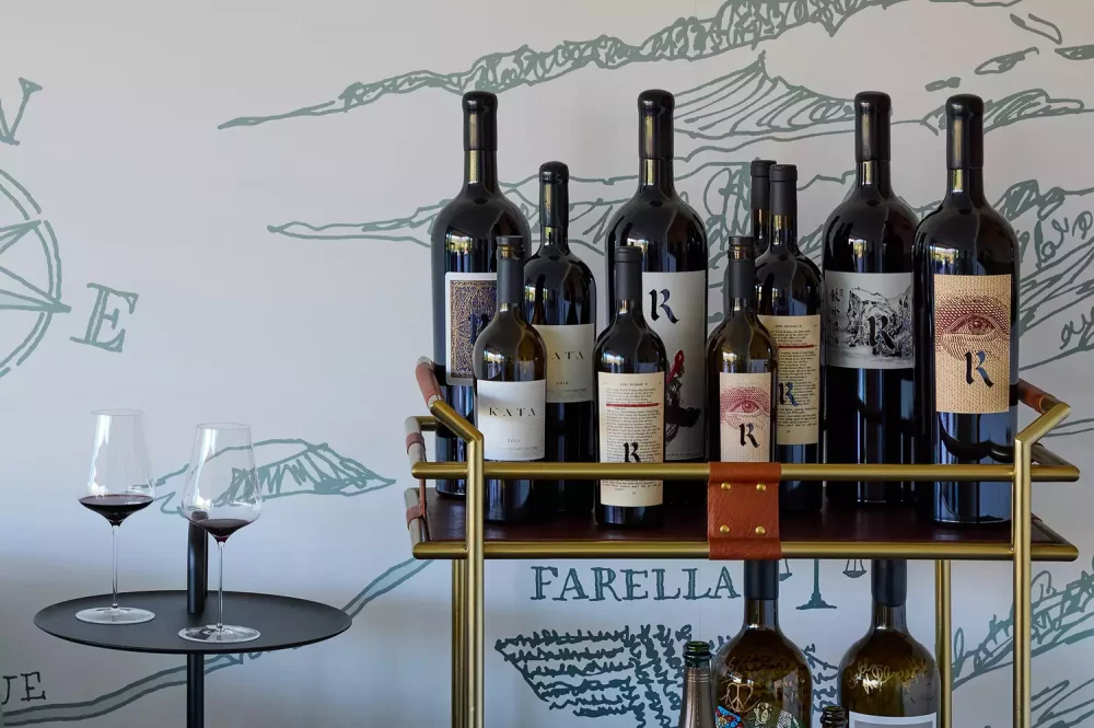 botellas-de-vino-1000x665 - El nuevo tasting room, con vista a las montañas, que tienes que visitar en Napa Valley
