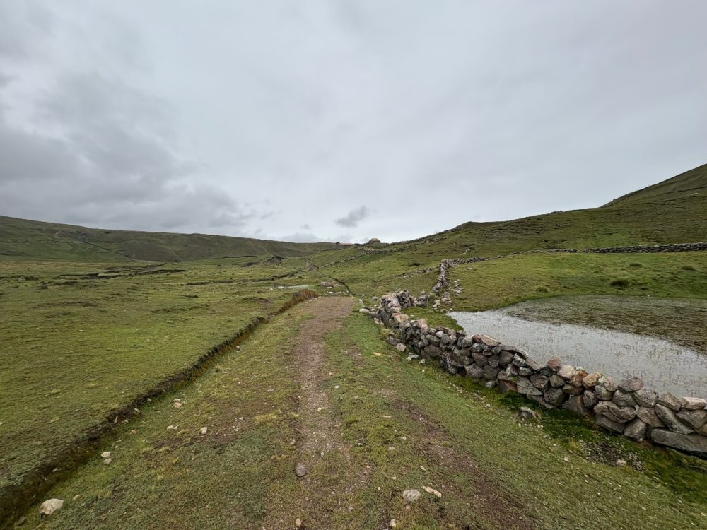 camino-2-1280-1000x750 - Esta laguna glaciar de ensueño en la cordillera del Ausangate te dejará sin palabras