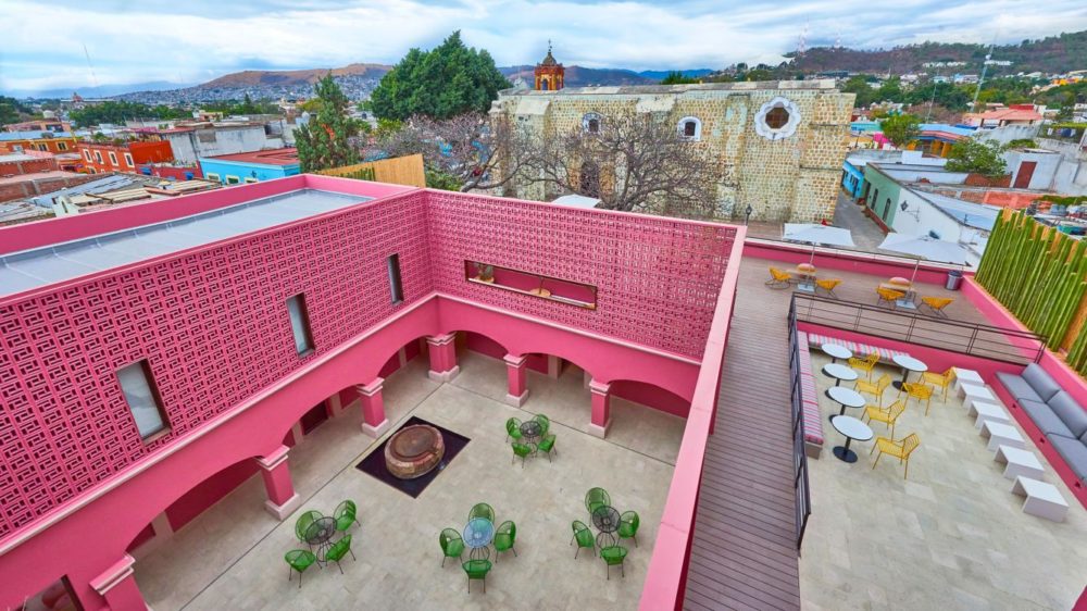 hotel-rosa-oaxaca-patio-1000x562 - El hotel rosa en Oaxaca para tomar las fotografías más aesthetic