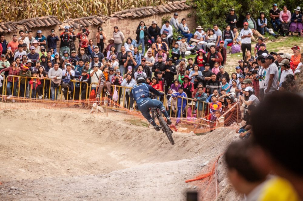 1.-Chicon-Bike-@DiegodelRio-1000x666 - Sé testigo de este espectáculo único de ciclismo frente al imponente glaciar Chicón en Cusco 
