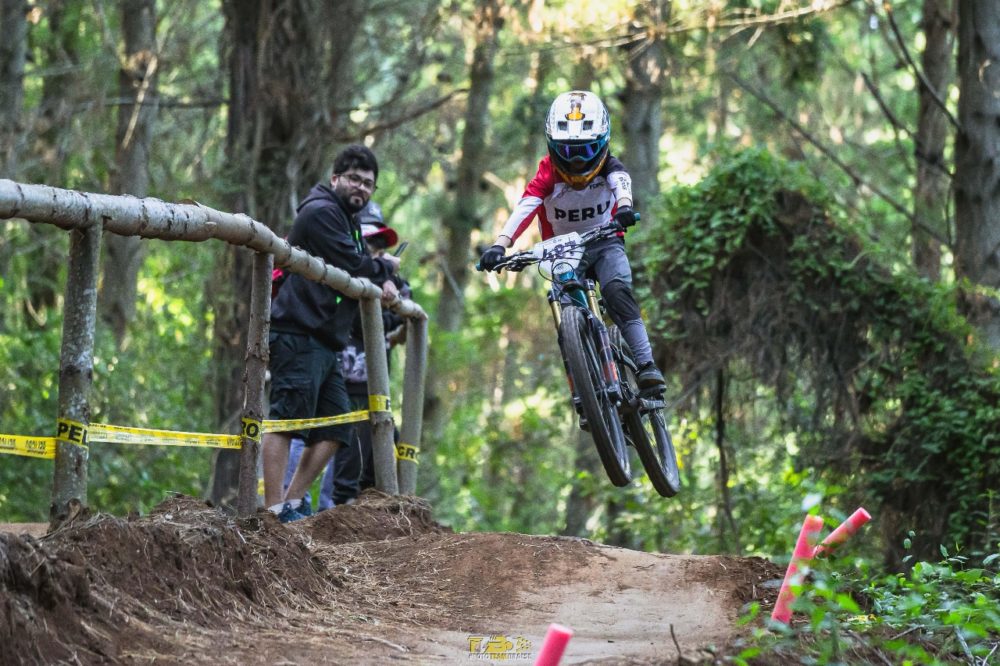 2.-Chicon-Bike-@DiegodelRio-1000x666 - Sé testigo de este espectáculo único de ciclismo frente al imponente glaciar Chicón en Cusco 