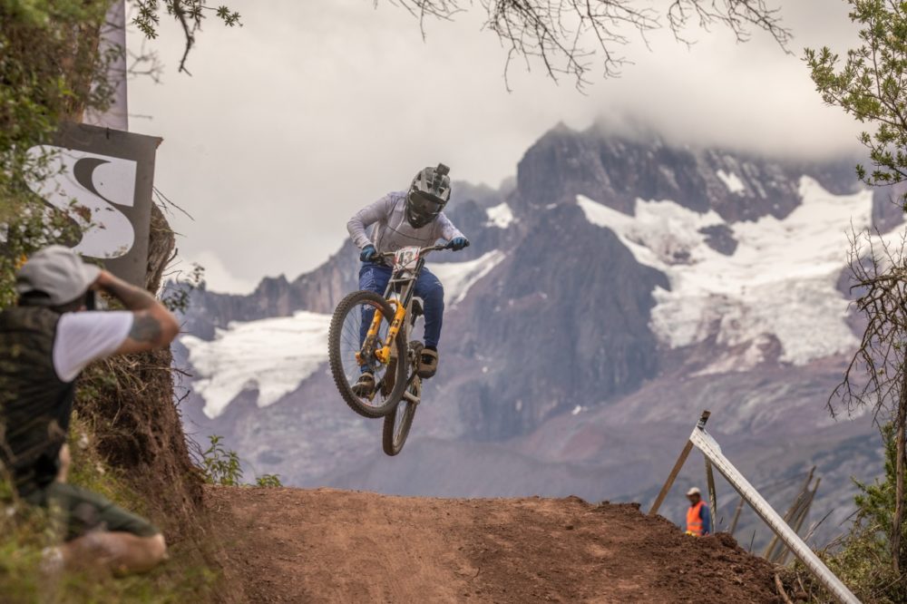 Sé testigo de este espectáculo único de ciclismo frente al imponente glaciar Chicón en Cusco 