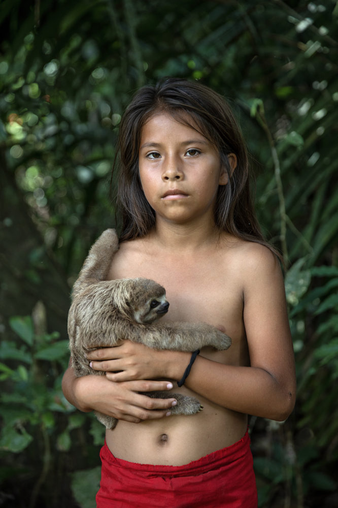 Amazon-Local-child-with-Sloth-Credit-Photographer-Guillaume-Soularue-666x1000 - Estela amazónica, un recorrido por el río sagrado