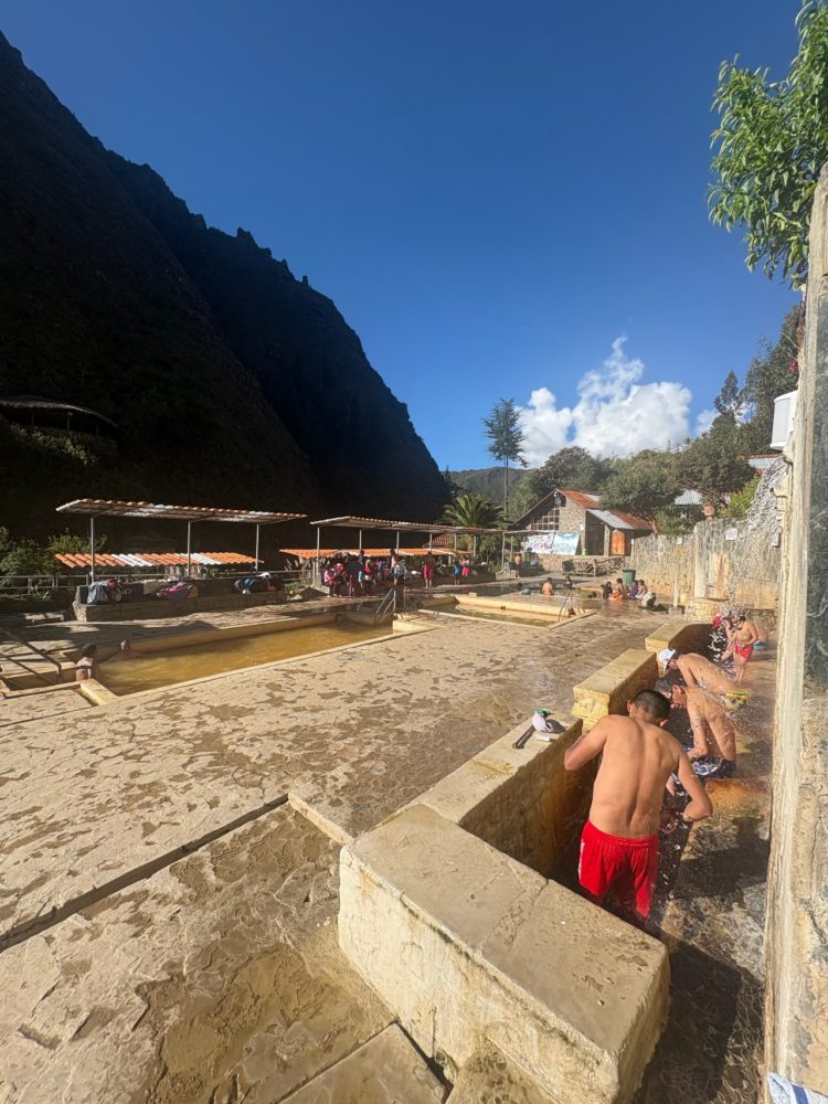 DUCHAS-128-750x1000 - Relájate en estas aguas termales a tres horas de Cusco 