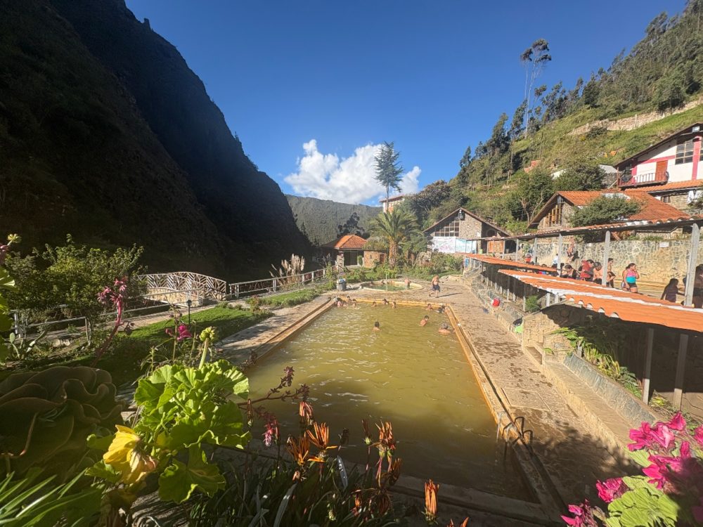 LARES-PISCINA-AGUAS-RFIAS-1000x750 - Relájate en estas aguas termales a tres horas de Cusco 