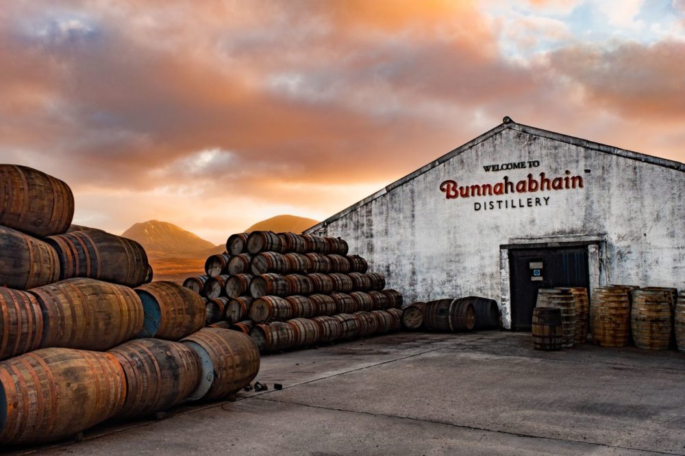 destileria-de-whisky-1000x666 - ¿Cuáles son las rutas del whisky más emblemáticas de Escocia? 