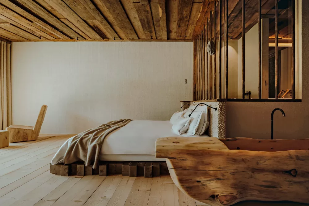 interior-habitacion-eriro-1000x667 - Esta cabaña rústica en los Alpes me hizo replantear el significado de hogar