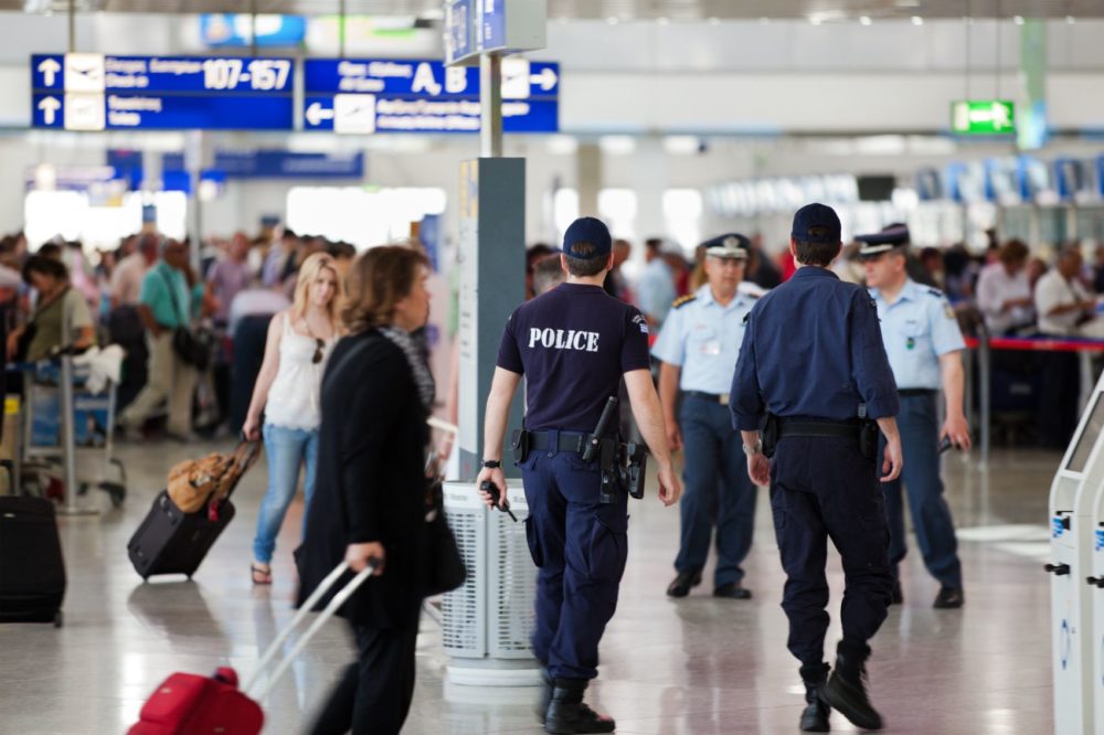 policia-en-aeropuerto-1000x666 - ¿Cuándo se hace el check-in de un vuelo? Y por qué el momento sí importa