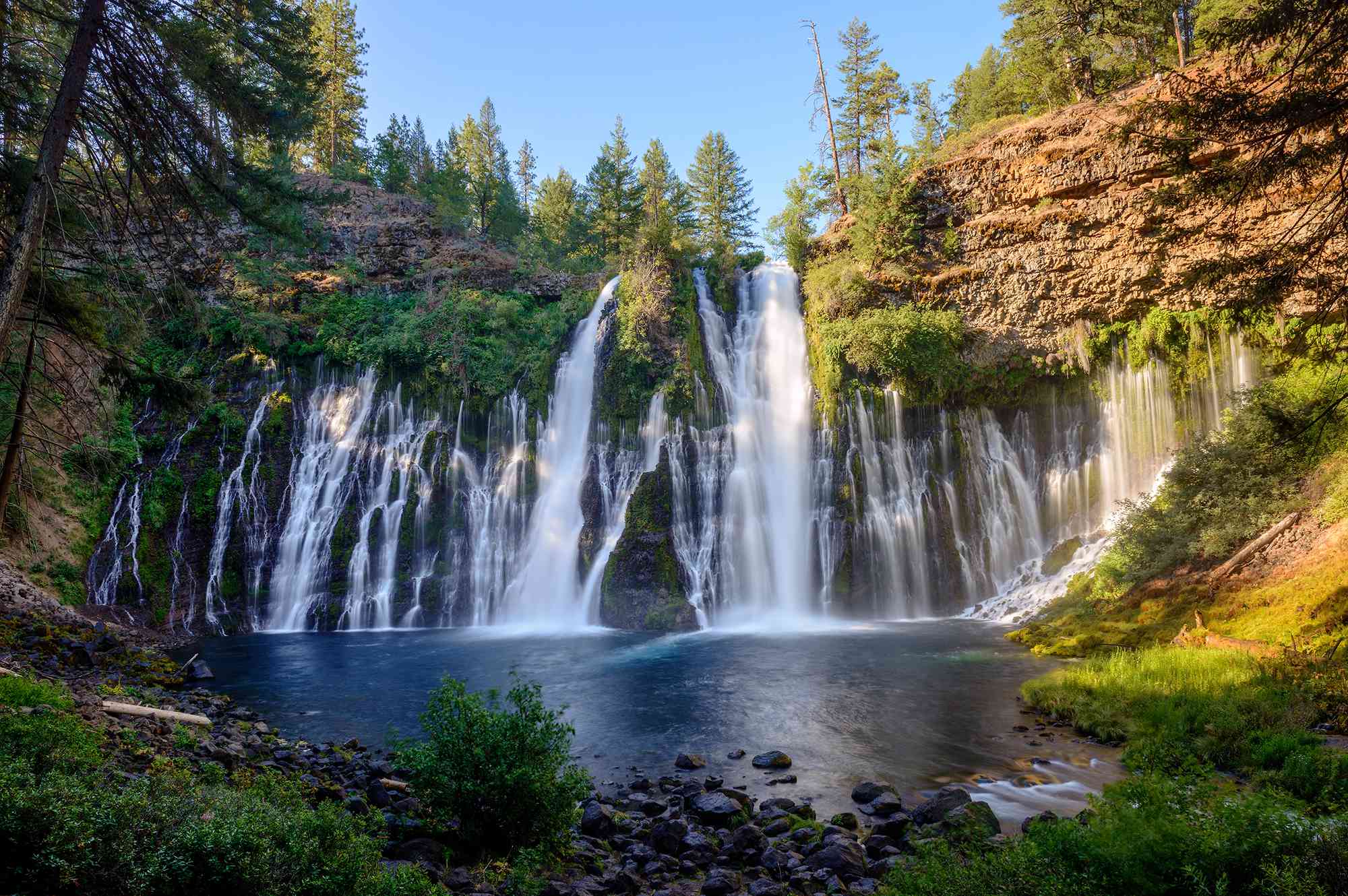 La octava maravilla de California vuelve a brillar: las Cataratas Burney reabren tras meses de reparación La octava maravilla de California vuelve a brillar: las Cataratas Burney reabren tras meses de reparación