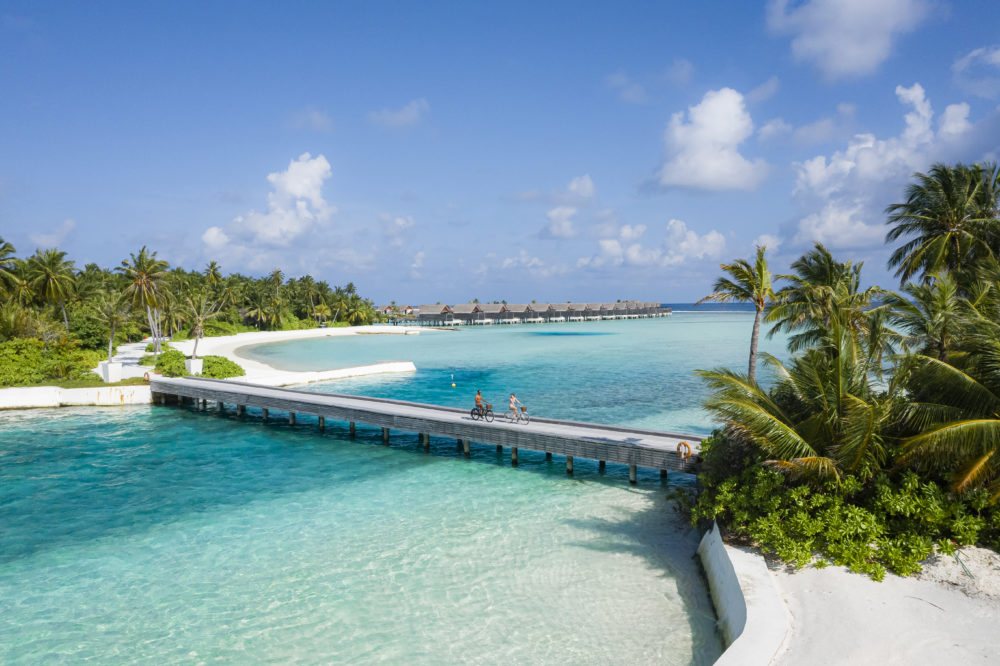 Couple-On-Bridge-at-Niyama-Private-Islands-Maldives-1000x666 - Más de mil razones para descubrir Maldivas