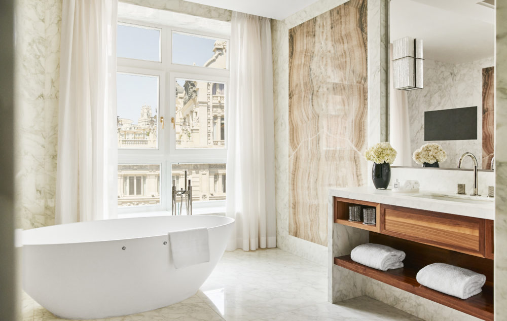 Four-Seasons-Hotel-Madrid-Presidential-Suite-Bathroom--1000x633 - Vive el verano desde Four Seasons Hotel Madrid 