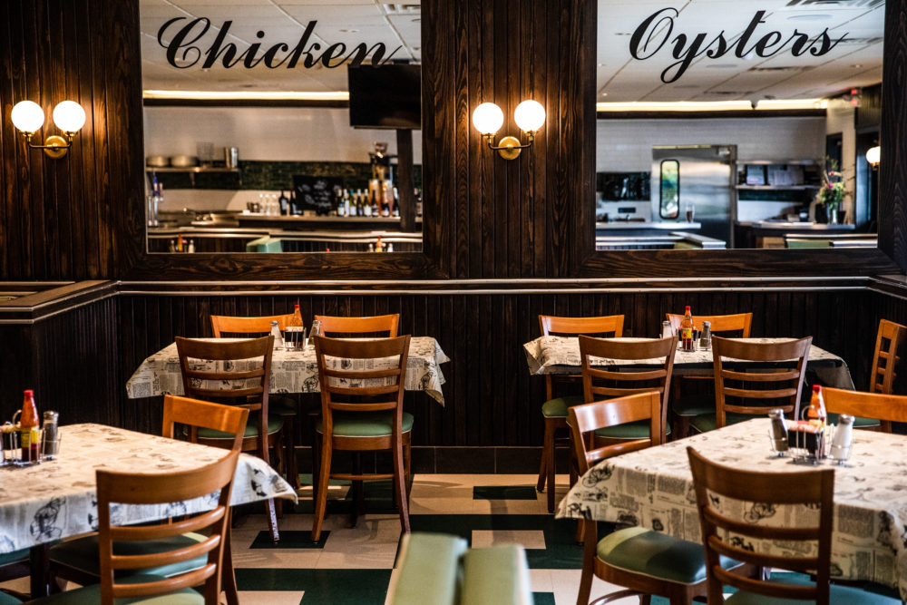 Gatlins-Fins-Feathers-Interior-Photo-by-Becca-Wright-1000x667 - Descubre Houston: una guía infalible por sus sabores