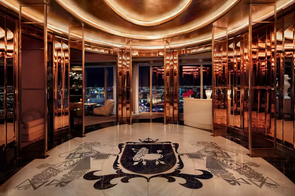 TAL-entrance-poodle-room-fontainebleau-las-vegas-POODLEBARFBLV0525-b509796c0f0e4e629685f0379a95f21e-1000x665 - La mejor vista de Las Vegas está en este speakeasy