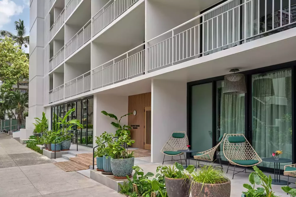 TAL-exterior-romer-house-waikiki-ROMERHOUSEHI0325-5efa790aafec41d69a9e89563218b803-1000x665 - Llevé a mi mamá a nuestro primer viaje madre e hija en este hotel solo para adultos en Hawái, y fue perfecto