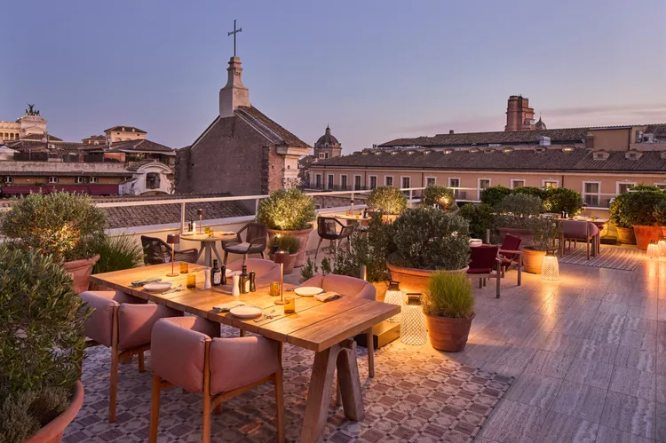 TAL-header-notos-rooftop-six-senses-rome-ROMEROOFTOP0525-b7dc47bf8e424b2f804701bdaaa18f35 - Visito Roma cada año, y uno de mis hoteles favoritos ahora tiene una terraza con música en vivo y mariscos frescos