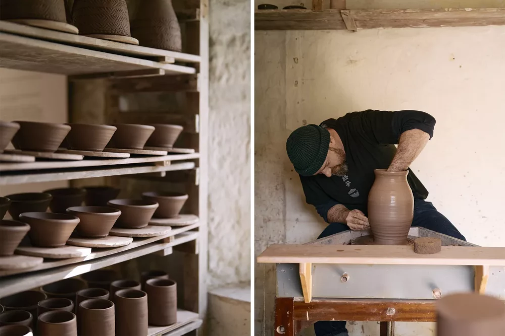 TAL-leach-pottery-shelves-and-potter-roelof-uys-CORNWALLMAKERS0625-17825c7196cc48d1a0e3dc90b65cccaa-1000x667 - Esta zona costera de Inglaterra es conocida por sus playas impresionantes, pero también alberga una comunidad de artistas