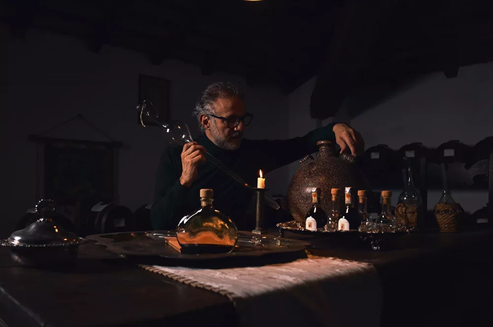 TAL-making-modenese-balsamic-vinegar-MBOTTURACCI0525-e26c94df7eed4e1fa78b5d4f11cb0471-1000x665 - Chef Massimo Bottura: los errores gastronómicos de los turistas en Italia