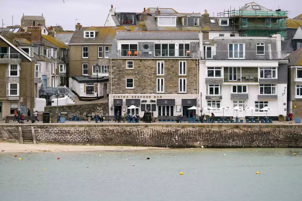 TAL-st-ives-waterfront-CORNWALLMAKERS0625-206c513abed04f0492d4ce8a81da63cf-1000x667 - Esta zona costera de Inglaterra es conocida por sus playas impresionantes, pero también alberga una comunidad de artistas