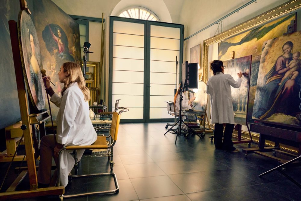 The-Art-of-Conserving-Art-Rome-Italy-2025-Summer-Release-Credit-Dani-Pujalte-1000x666 - Airbnb quiere volver a reinventar los viajes: ahora se podrán reservar hasta chefs, fotógrafos y masajistas