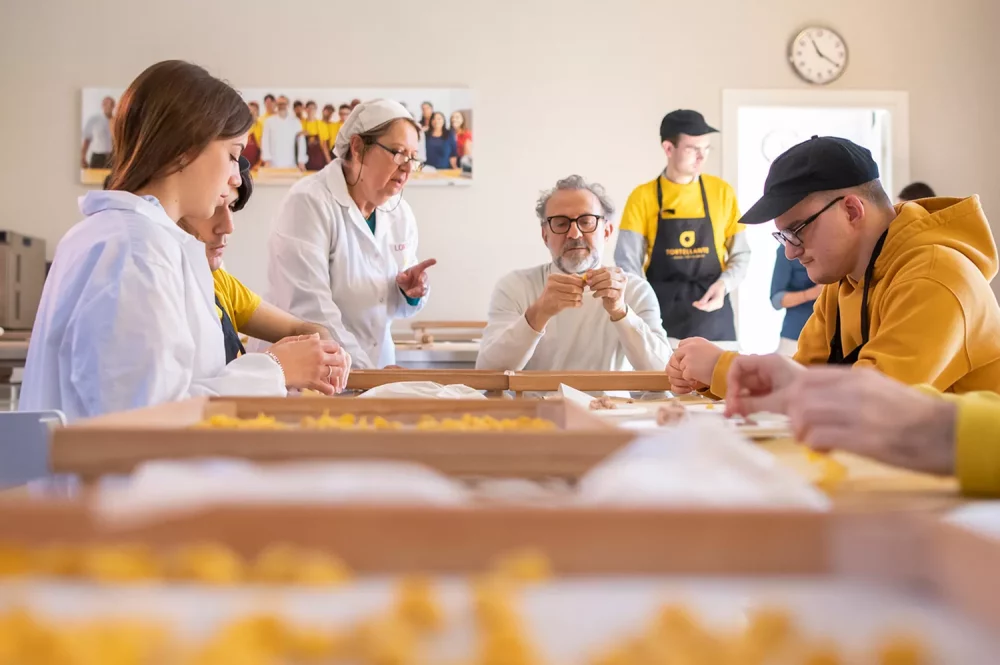 bottura-haciendo-pasta-1000x665 - Chef Massimo Bottura: los errores gastronómicos de los turistas en Italia