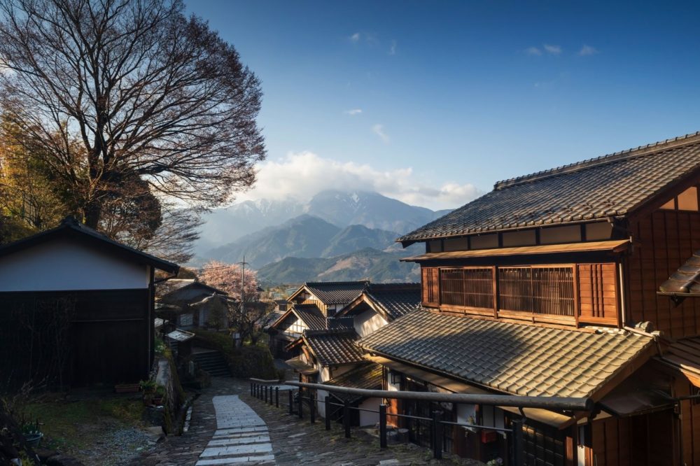 Esta ruta a pie ha sido recorrida por samuráis y monjes, y es una excelente manera de ver los cerezos en flor de Japón