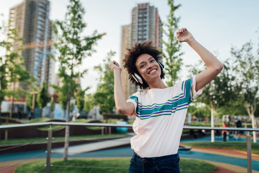 mujer-bailando-1000x666 - Verano en Nueva York: actividades al aire libre