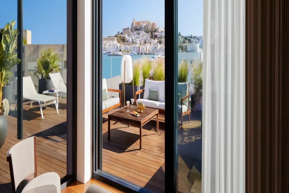 NH_Collection_Ibiza_Room_Penthouse_Window_Open_Curtains_Open_Terrace-1000x670 - ¿Cómo es el verano en Ibiza?