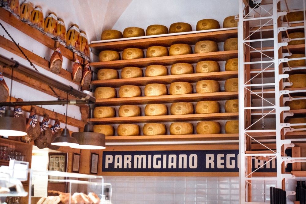 Parmigiano-Reggiano-1000x666 - Esta pequeña ciudad es el dupe de Florencia y está en el "valle gastronómico" de Italia