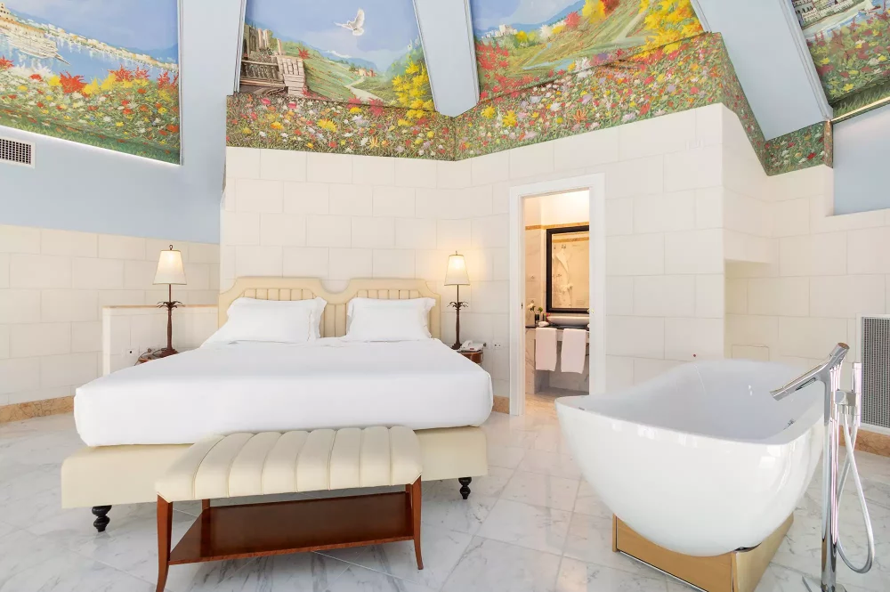 TAL-bathroom-ortea-palace-hotel-sicily-ORTEAPALACE0525-c7e816981020409e857c1286aa7715db-1000x665 - Este hotel en una isla italiana está ubicado dentro de una impresionante oficina de correos de los años 20, y es sorprendentemente accesible económicamente