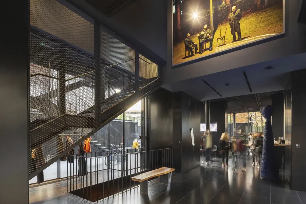 TAL-bucharest-museum-of-recent-art-BUTTERFIELDROMANIA0725-cee839a4ba024c21a580ae96fa8adf4c-1000x667 - Una de las mejores formas de conocer Rumania es pedaleando por pueblos medievales, castillos y viñedos