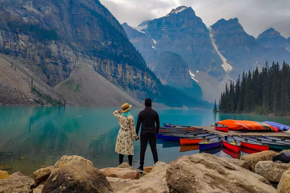 TAL-canada-moraine-lake-nazma-begum-TRAVASHIJAB0225-42c71764c54a4caaa354ea832eba5cce-1000x665 - Soy una viajera musulmana: esto es lo que significa ver el mundo usando hiyab