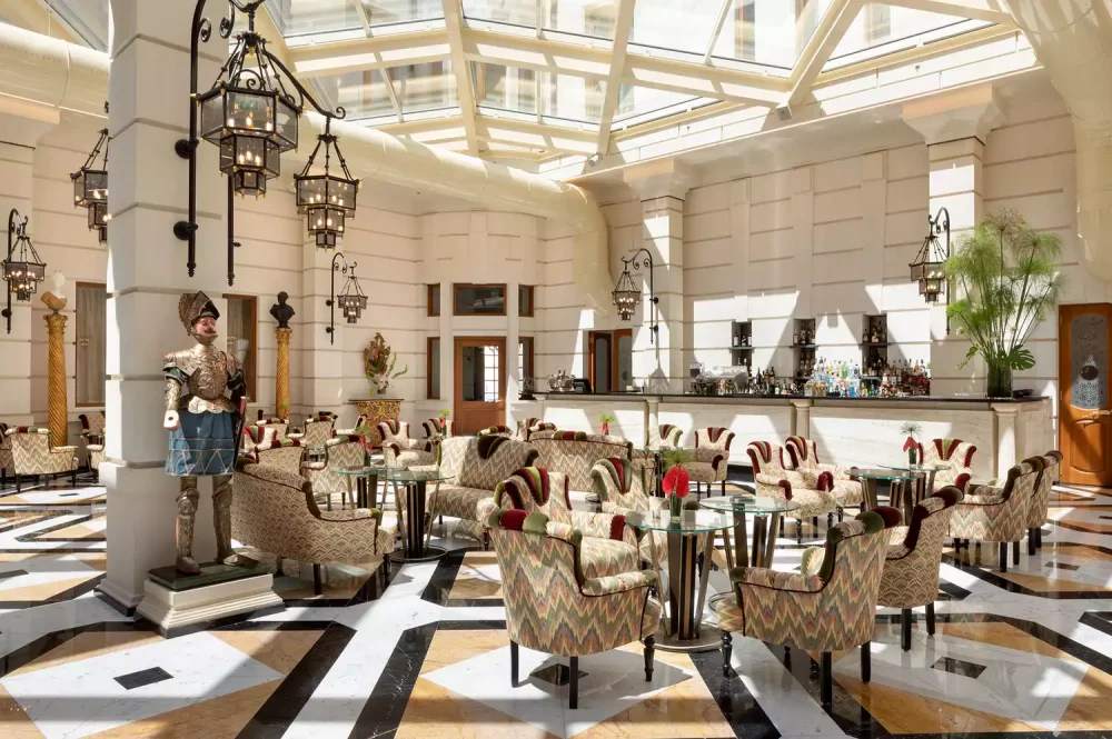 TAL-champagnetta-ortea-palace-hotel-sicily-ORTEAPALACE0525-82923d2675524c208bc639a1668f42e6-1-1000x665 - Este hotel en una isla italiana está ubicado dentro de una impresionante oficina de correos de los años 20, y es sorprendentemente accesible económicamente