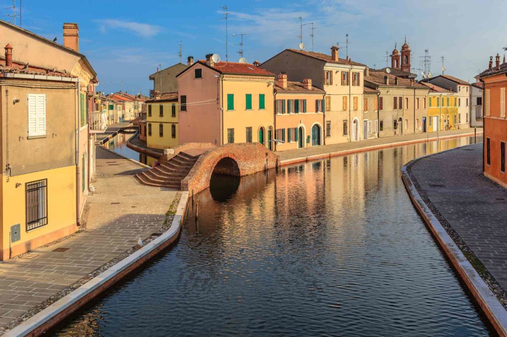 Comacchio: la joya secreta de Emilia-Romaña que parece sacada de una pintura metafísica