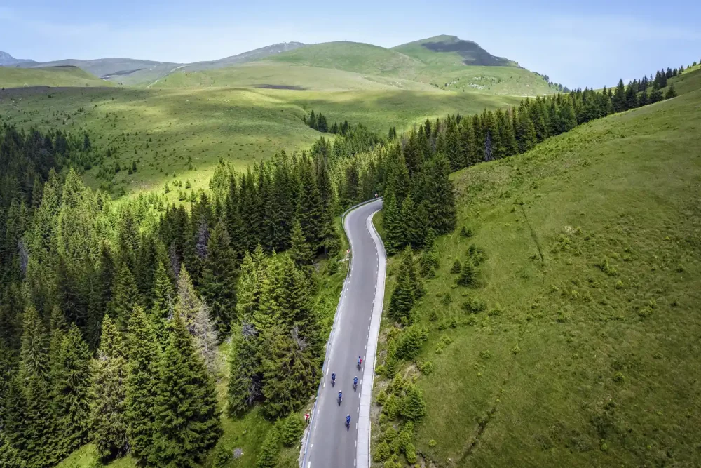 TAL-cyclists-bucegi-plateau-romania-BUTTERFIELDROMANIA0725-cfcf6b77cdbf49a79ce62692fafc2b70-1000x667 - Una de las mejores formas de conocer Rumania es pedaleando por pueblos medievales, castillos y viñedos