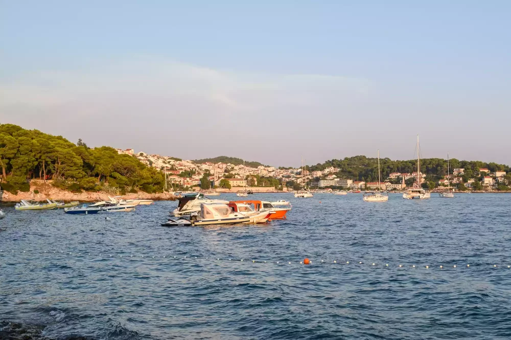 TAL-hvarIsland-croatia-EUROSUMDEST0625-f442327371564c9fa102e13c86feb13a-1000x665 - Le preguntamos a 7 expertos en viajes sobre sus destinos favoritos de verano en Europa, y todos dijeron lo mismo