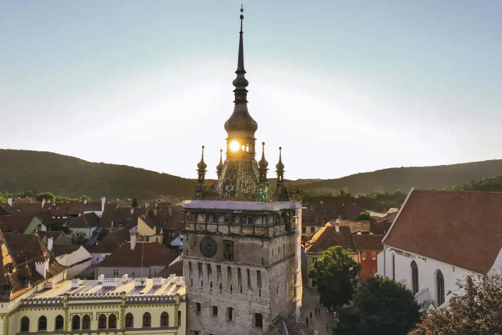 TAL-sighisoara-clock-tower-BUTTERFIELDROMANIA0725-8643d8e9bc80469faff819e863a63bf6-1000x667 - Una de las mejores formas de conocer Rumania es pedaleando por pueblos medievales, castillos y viñedos