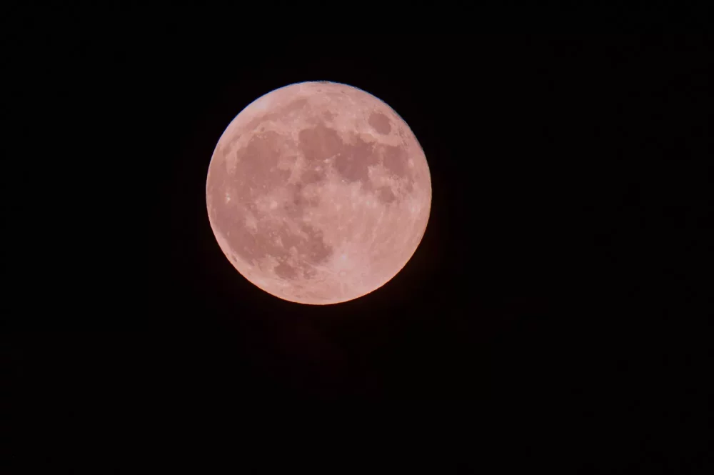 TAL-strawberry-moon-JUNESKY0625-7800d179c8744b608c84a1ba5e2d7a38-1000x665 - 7 eventos astronómicos imperdibles en junio