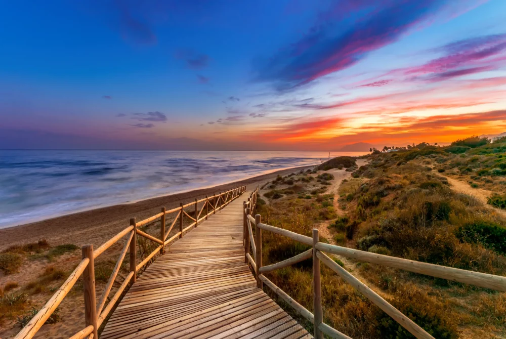 atardecer-en-playa-artola-1000x670 - Costa del Sol: las playas que no te puedes perder este verano