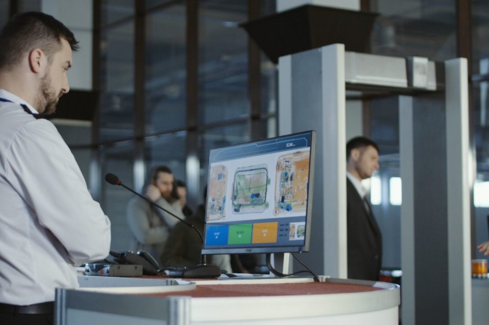 El único artículo que nunca debes poner directamente en una bandeja de la TSA en el aeropuerto