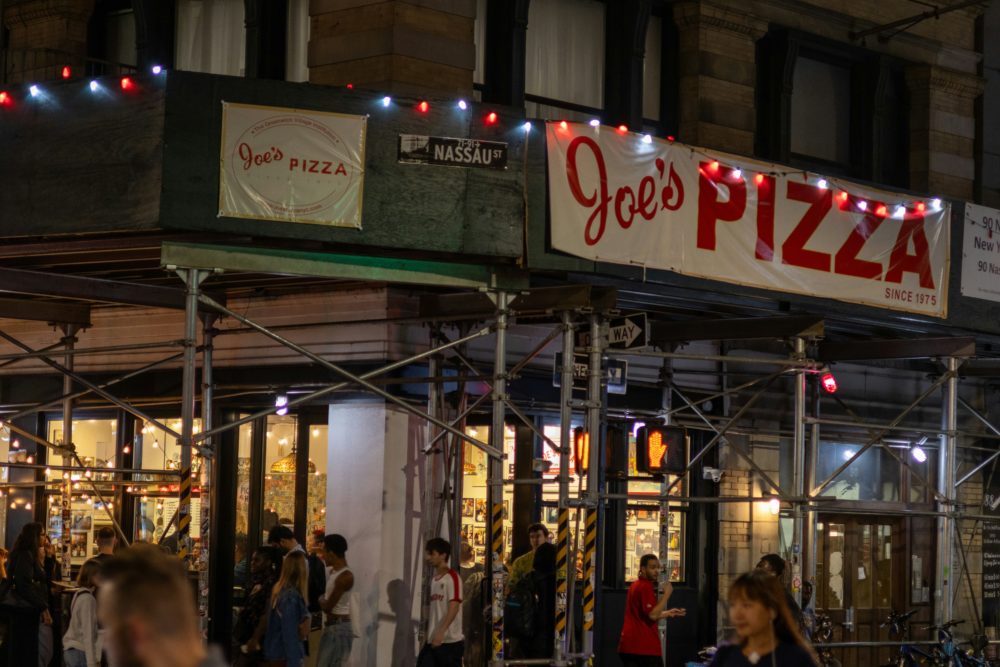 darion-higgins-YuJ4UCmLhH0-unsplash-1000x667 - La icónica pizzería de Spider-Man sí existe (y está en NYC)