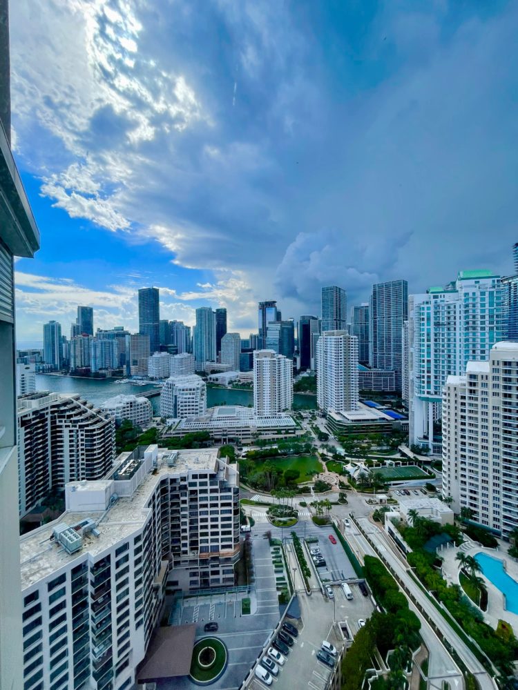 hector-de-la-canal-V_ddMm9wevw-unsplash-750x1000 - Entre el skyline y el mar: planes para hacer en Miami
